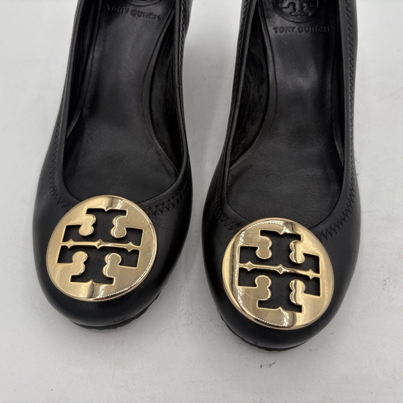 Tory Burch Sophie Wedges Black Leather Gold Tone Logo Emblem Heels 6.5 - Picture 6 of 12